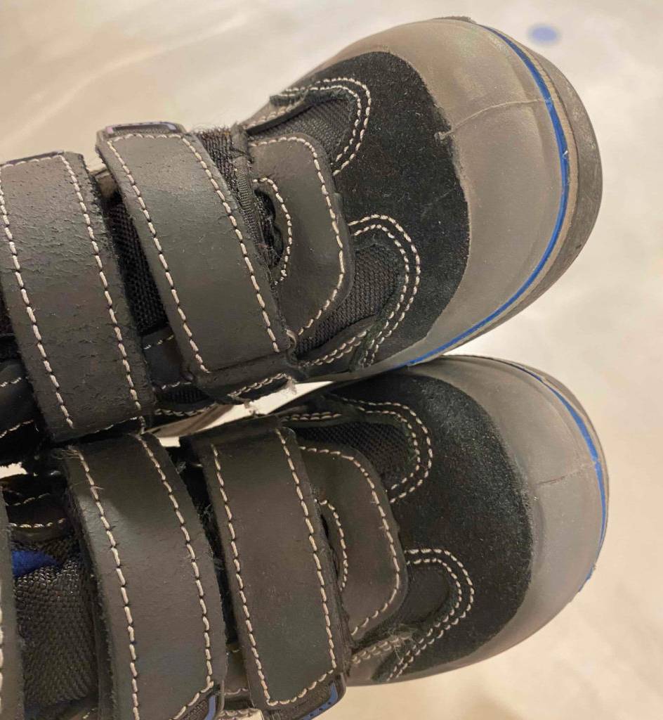 Wanderschuhe für Kinder-Test: ein Paar Wanderschuhe mit Blick auf den vorderen Teil der Schuhe.