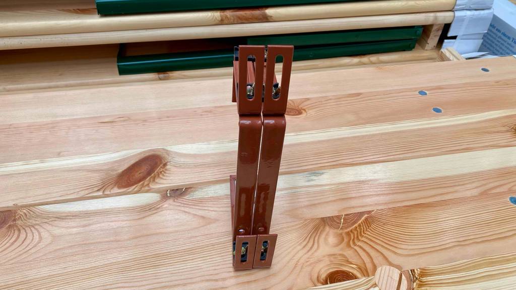Blumenkastenhalter-Test: ein brauner Blumenkastenhalter stehend auf einer Holzfläche.