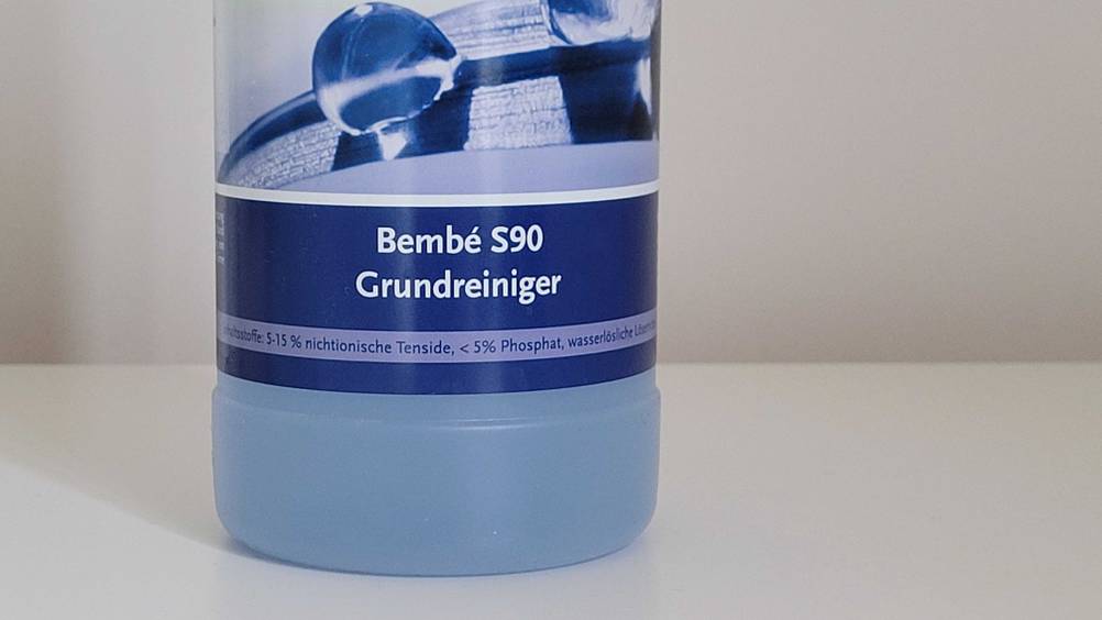Parkettreiniger im Test: unterer Teil eines Parkettreiniger im Fokus.