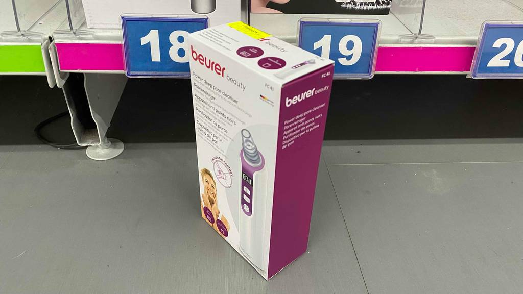 Getesteter Porensauger steht Originalverpackt auf dem Boden.