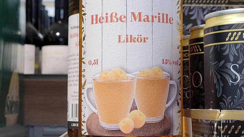 Nahaufnahme des Etiketts eines getestete Marillenlikör mit 0,5 l Inhalt und 15 % Akoholgehalt.