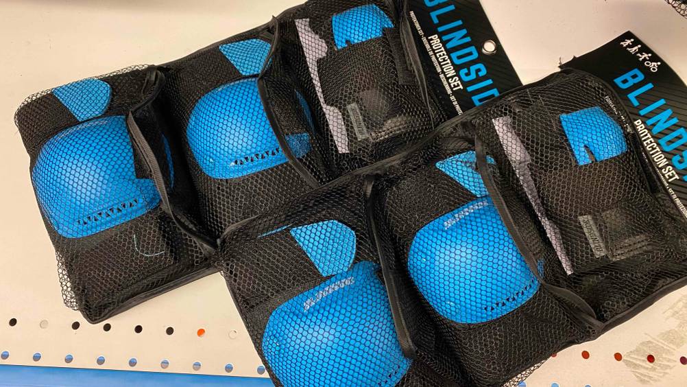 Protektoren für Kinder getestet: Zwei Packungen des Produktes liegen quer nebeneinander.