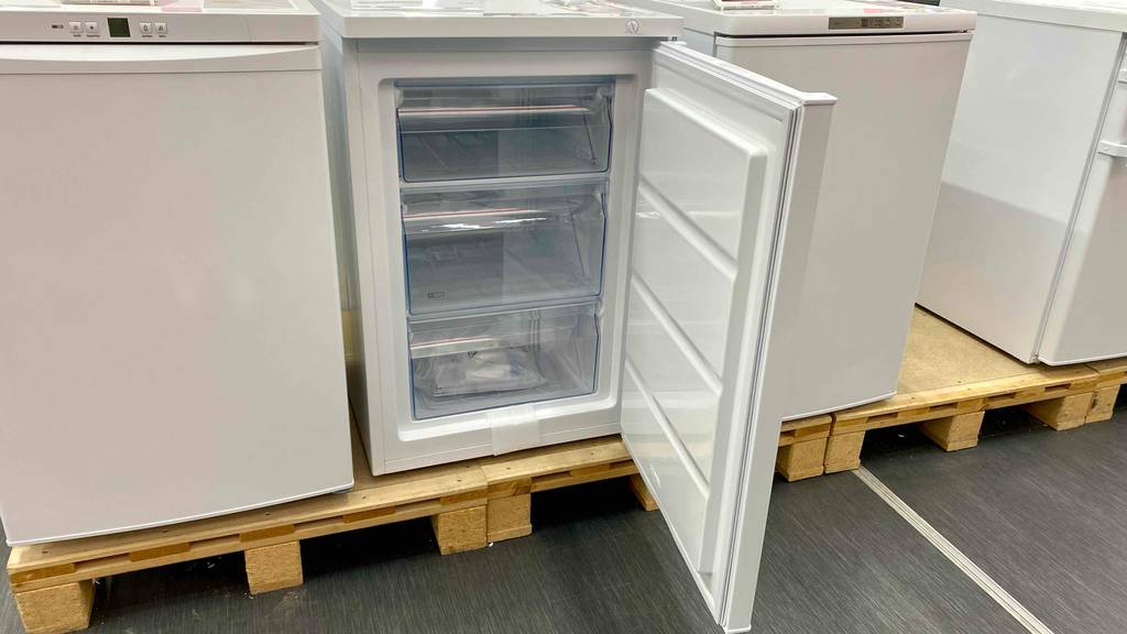 Gefrierschrank-80-Liter getestet: ein Gefrierschrank mit geöffneter Türe, der mit drei Schubladen ausgestattet ist.