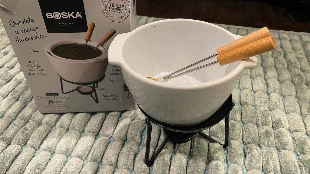 Schokofondue getestet: Ein Produkt auf einem Ständer vor seiner Verpackung.