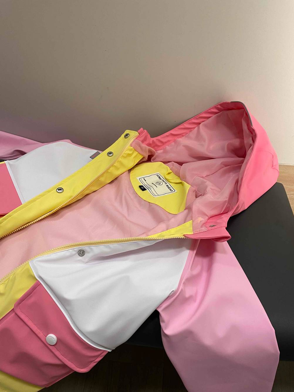 Regenjacke mit Kapuze.
