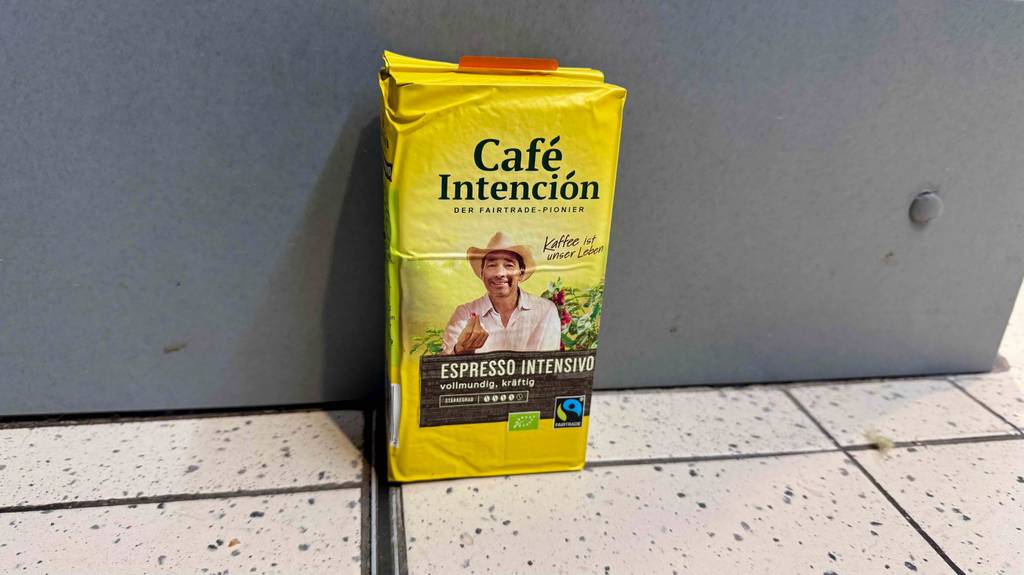 Eine getestete Packung Bio-Espresso steht vor einer grauen Wand.