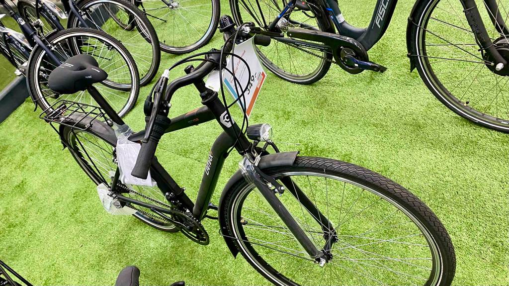 Trekkingrad-Test: Vorderansicht eines Trekkingrads im Fokus.