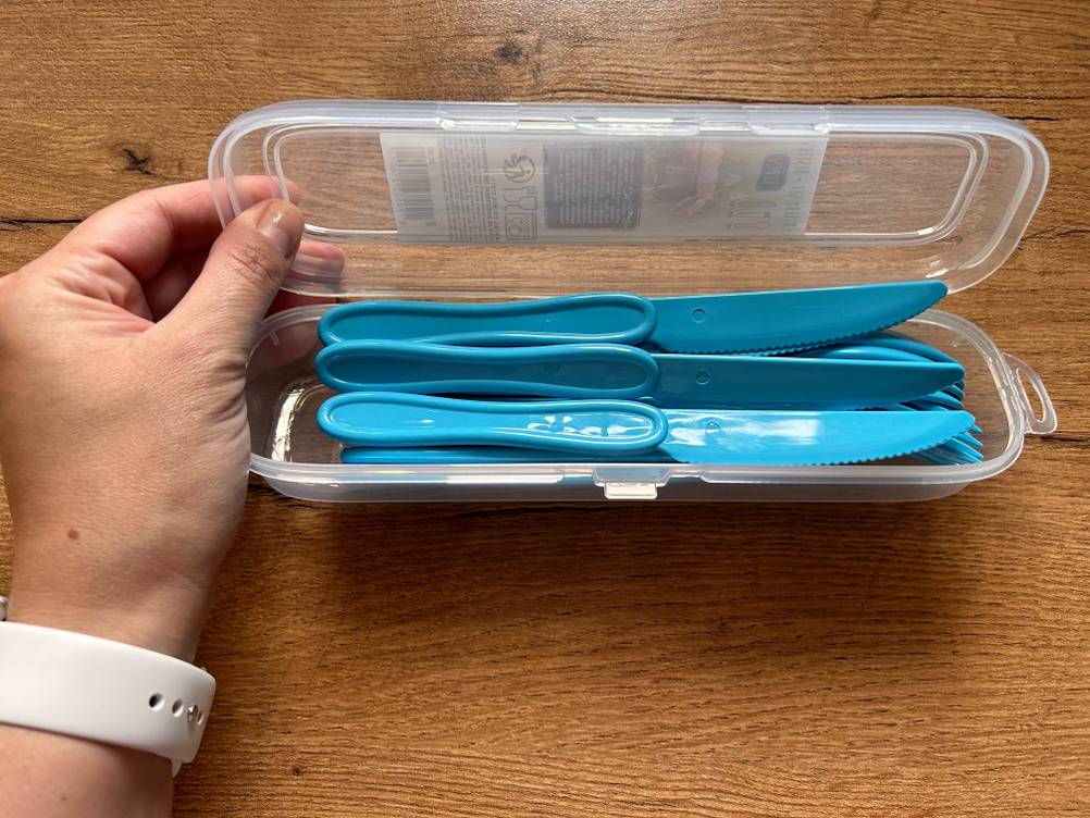 Camping-Besteck getestet: Ein blaues Camping-Besteck-Set in Blau in einem geöffnetem Plastikbehälter.