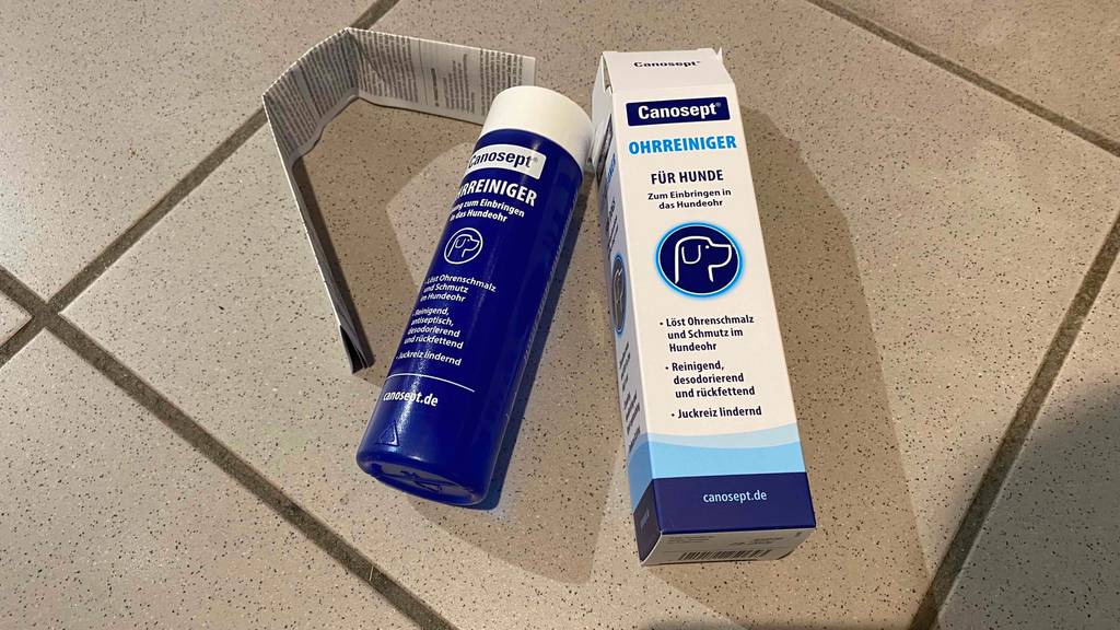 Ohrenreiniger-Hund-Test: Verpackung, Beipackzettel und Produkt selbst liegt auf einem Fliesenboden.