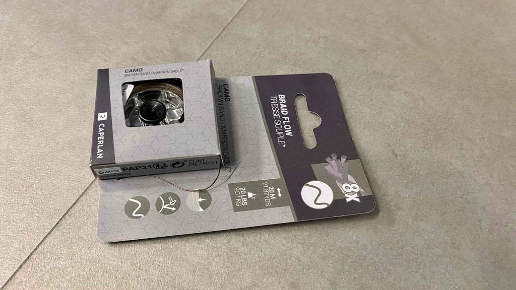 Geflochtene-Angelschnur im Test: die Verpackung einer geflochtenen Angelschnur mit 20 Metern Länge ist auf einem Boden platziert.