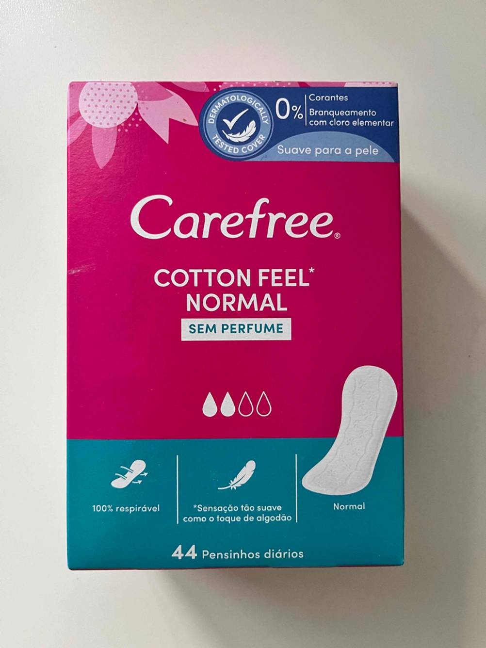 Slipeinlagen im Test: Verpackung von Slipeinlagen der Marke Carefree auf einer weißen Fläche liegend.
