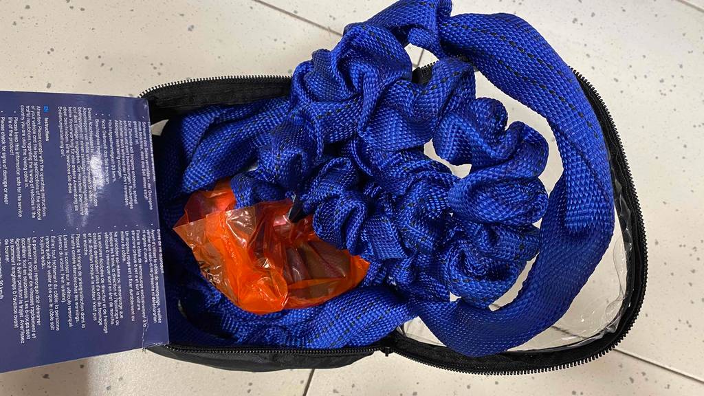 Abschleppseil-Test: blaues Abschleppseil ragt aus Tasche hervor.