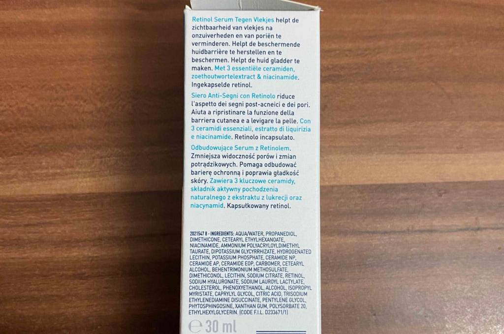 Eine Originalverpackung des getesteten Retinol-Serums von der Seite mit Informationen.