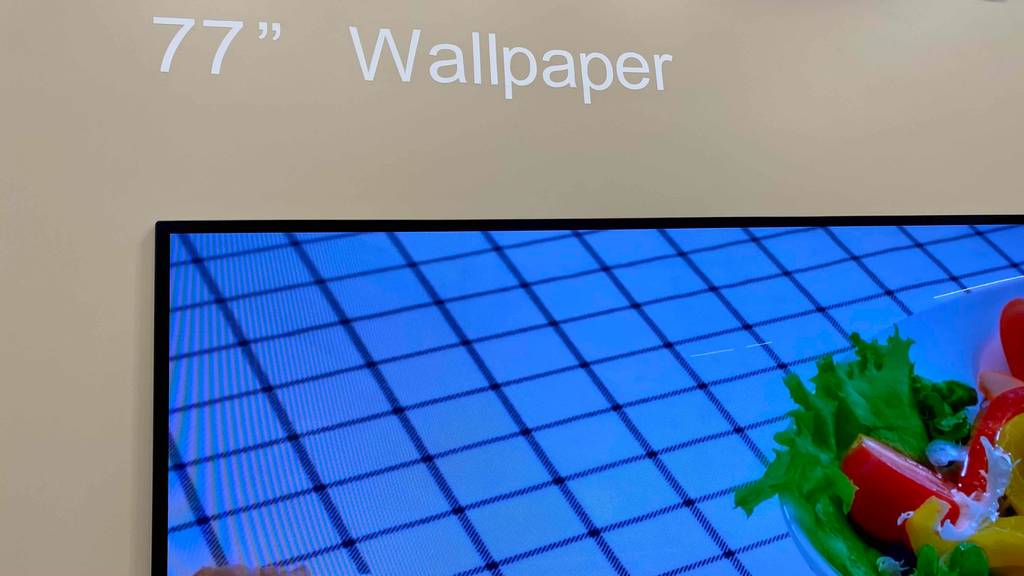 OLED-TV im Test: Fernseher mit 77-Zoll-Display an der weißen Wand