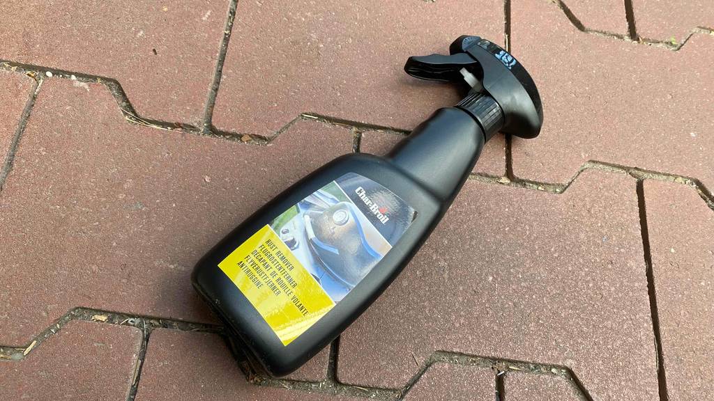 Auf einem Steinboden liegt eine Flasche getesteter Flugrostentferner