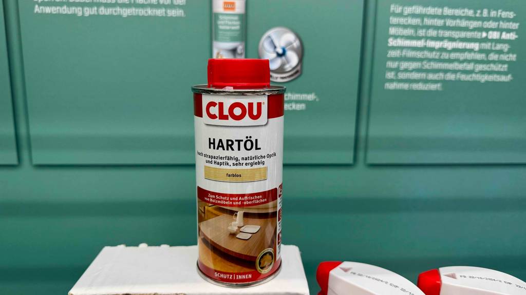 Getestetes farbloses Hartöl steht in einem Geschäft.
