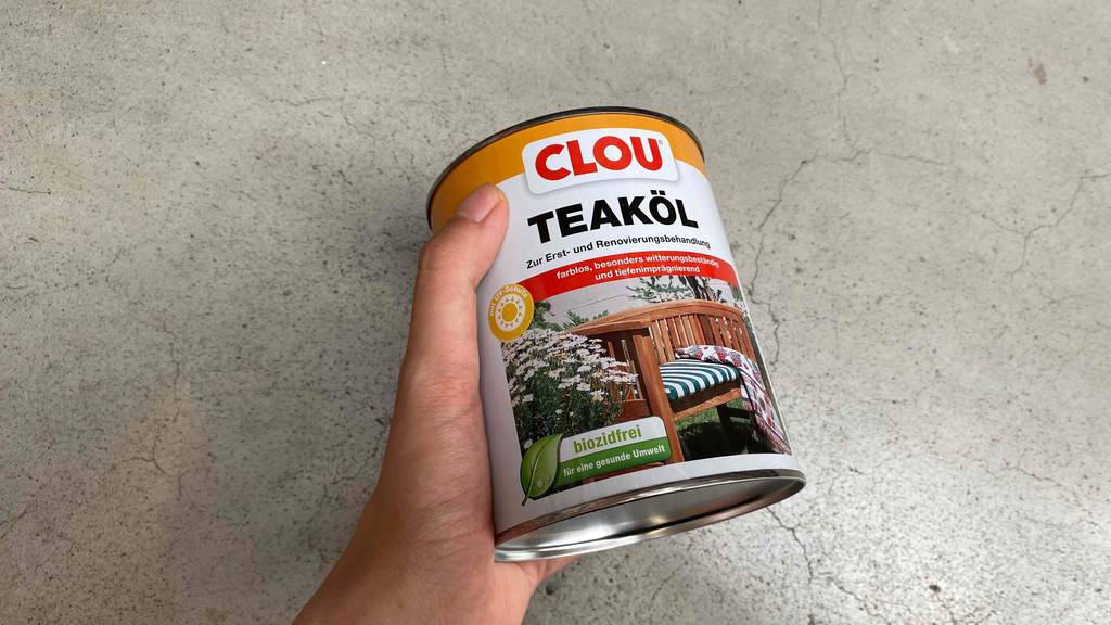 Teaköl-Test: Teaköl in der Hand mit Info: biozidfrei.