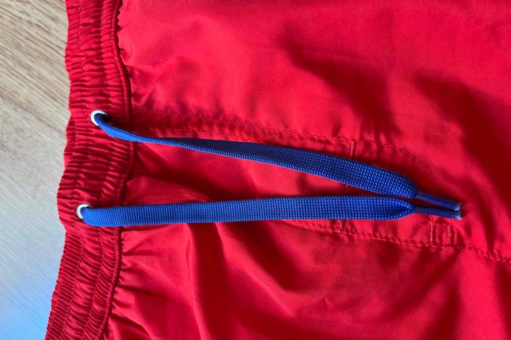 Badehose getestet: Nahaufnahme des Kordelzugs oben