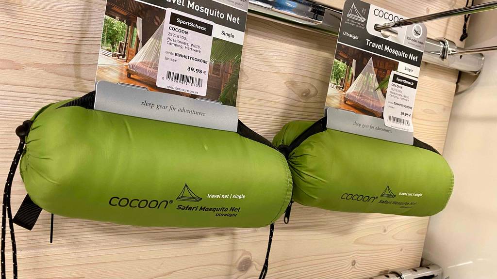 Moskitonetz im Test: zwei Moskitonetze in Aufbewahrungstasche hängend in einem Geschäft mit Preisschild daruaf.