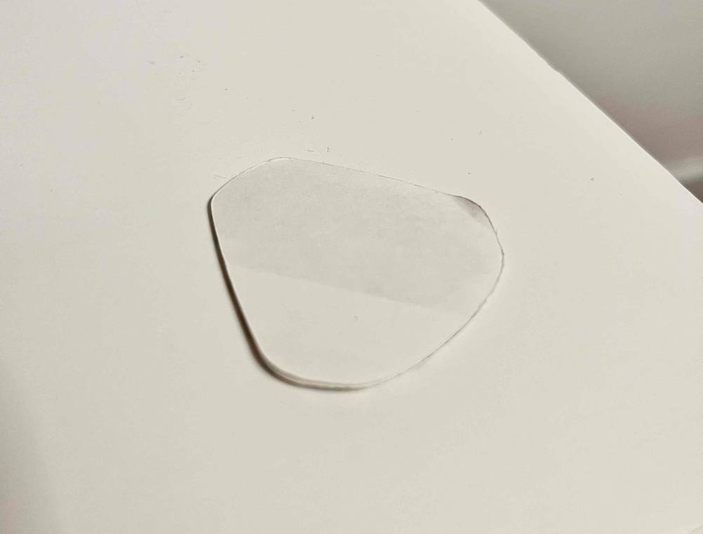 Blasenpflaster im Test: Vorderseite eines Blasenpflaster auf einer weißen Fläche liegend.