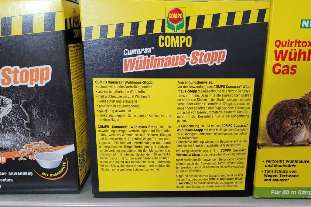 Eine Packung des getesteten Wühlmausvertreibers von hinten mit Anwendungshinweisen.