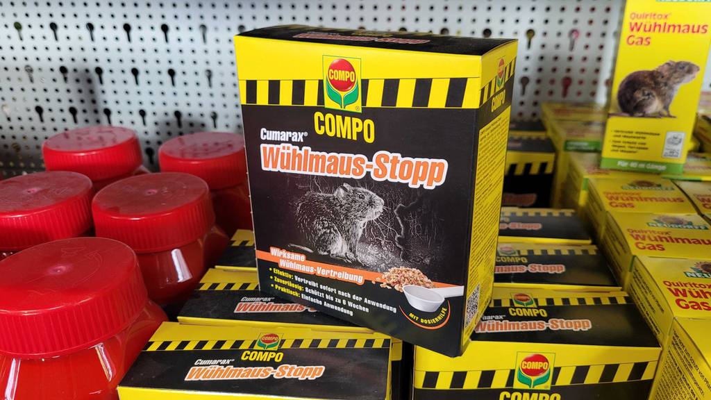 Wühlmausvertreiber getestet: Eine Packung steht auf mehreren anderen im Regal.
