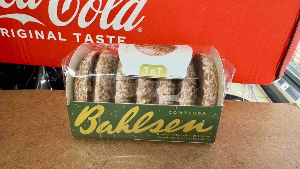 Die getesteten Lebkuchen befinden sich in der Verpackung, die vor einem Karton platziert ist.