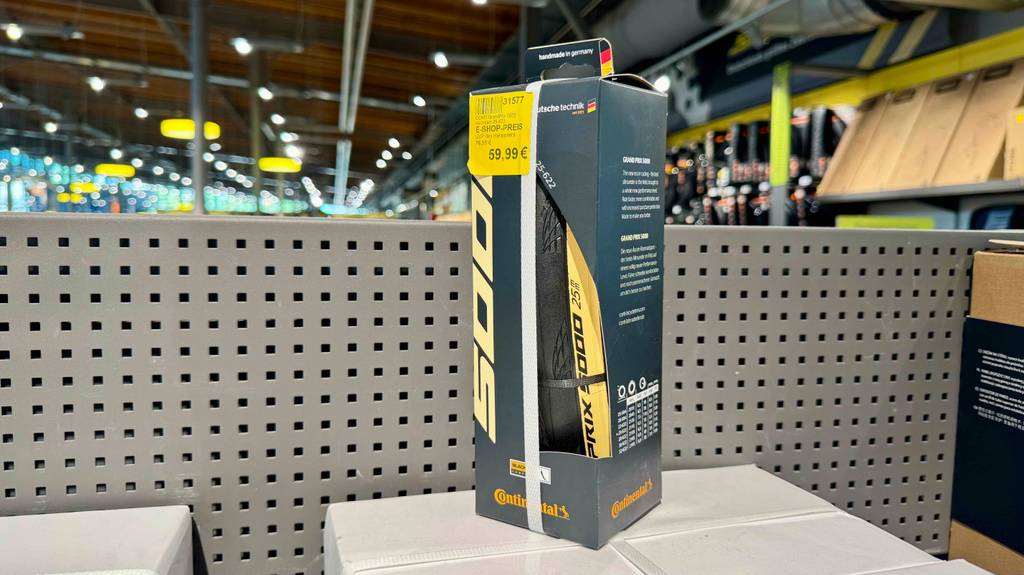 Die Verpackung mit dem Rennrad-Reifen (25-622) im Test steht auf einem Regal im Geschäft.