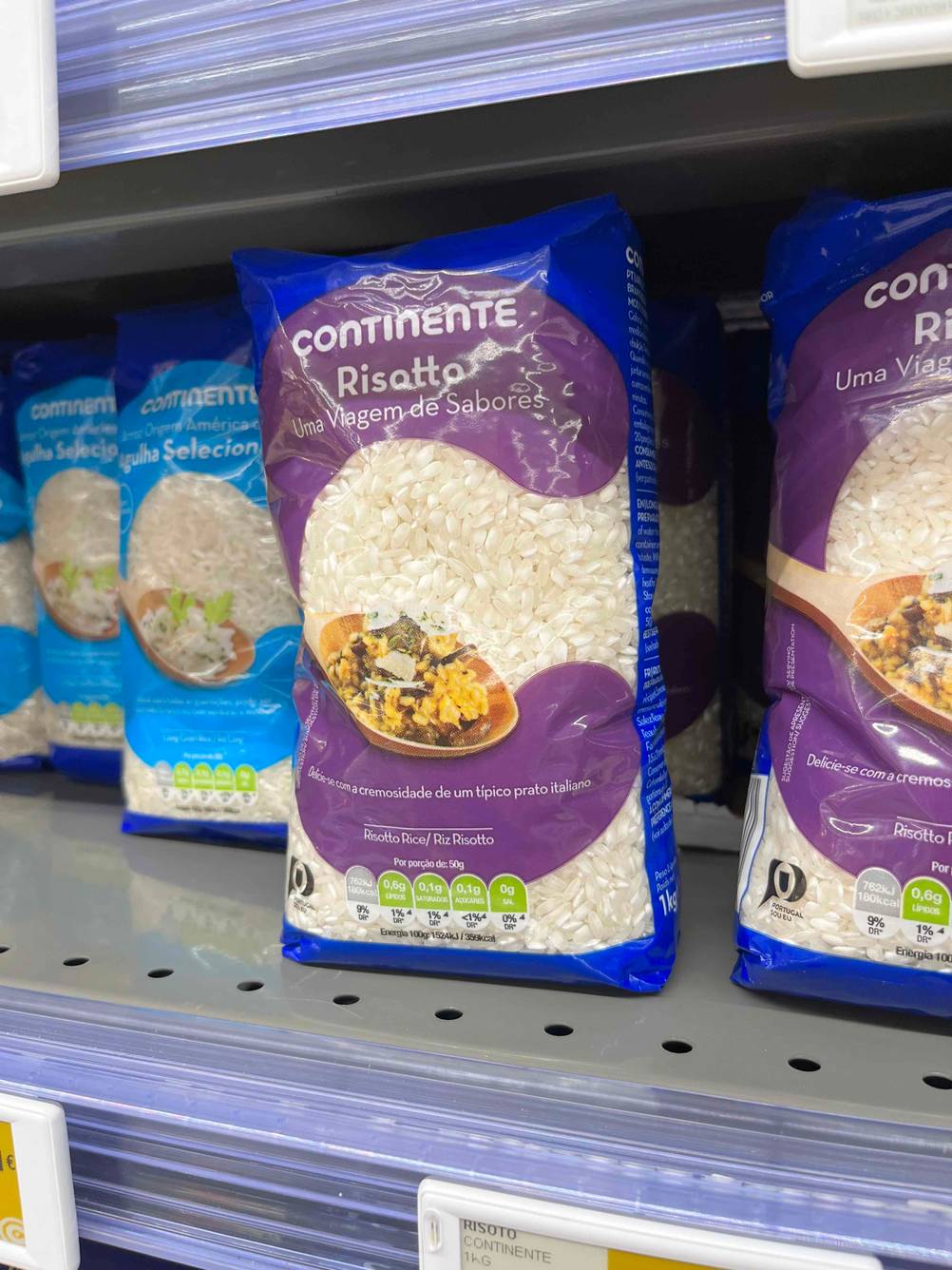 Risotto-Reis getestet: Mehrerer Packungen Risottto-Reis in einem Regal