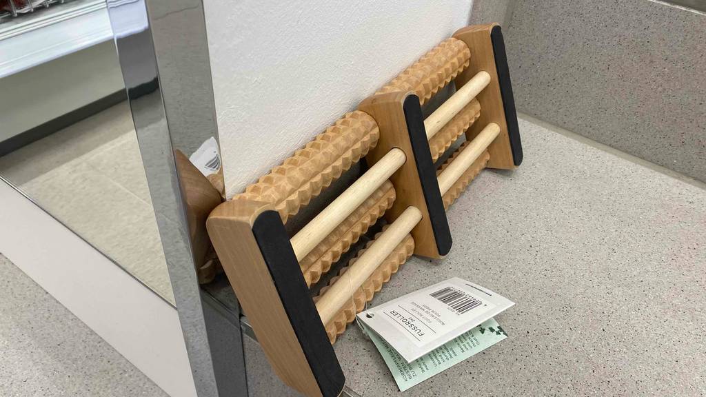 Fußmassageroller getestet: Unterseite eines Fußmassagerollers im Fokus.
