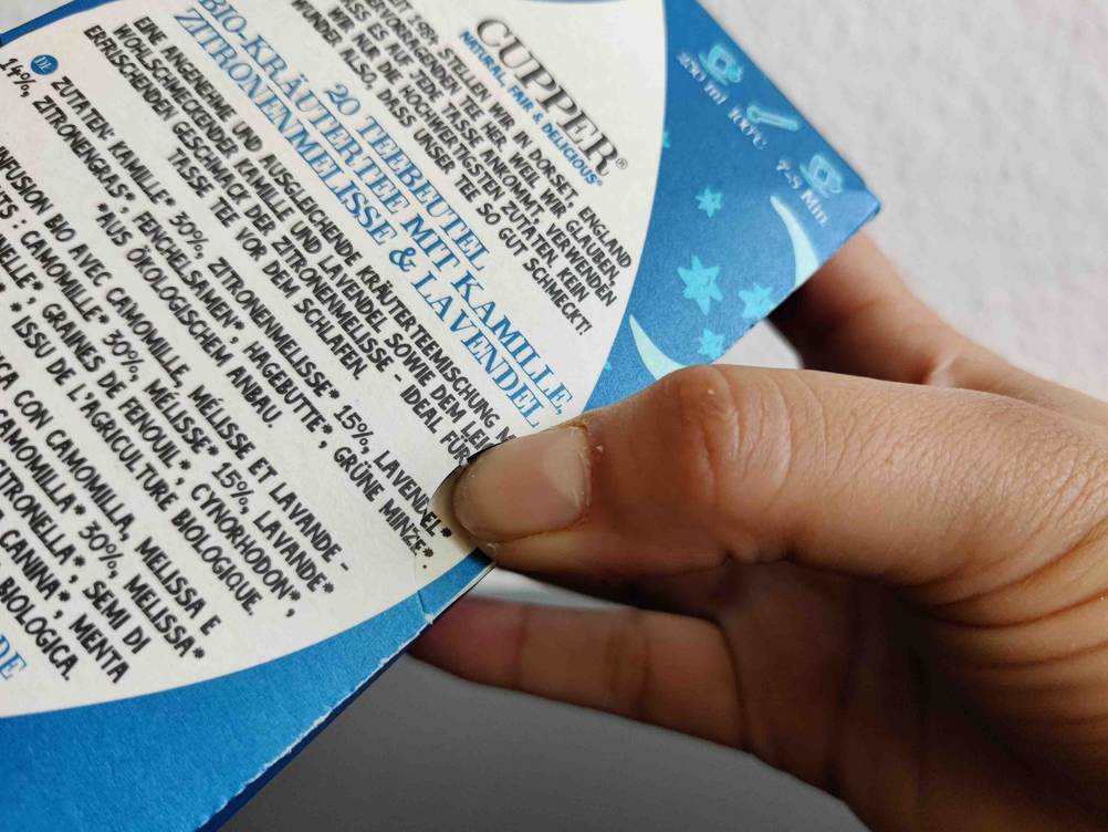 Schlaftee -Test: eine Packung Schlaftee von Cupper wird in der Hand gehalten mit Informationen zu den enthaltenen Zutaten.