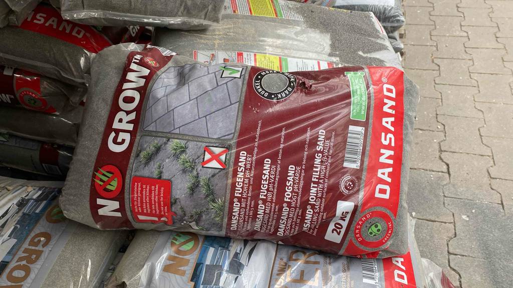 Fugensand im Test: mehrere Säcke Fugensand liegen aufeinander.
