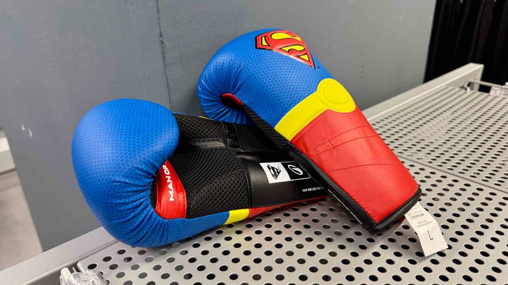 Die getesteten Kinder-Boxhandschuhe liegen aufeinander.