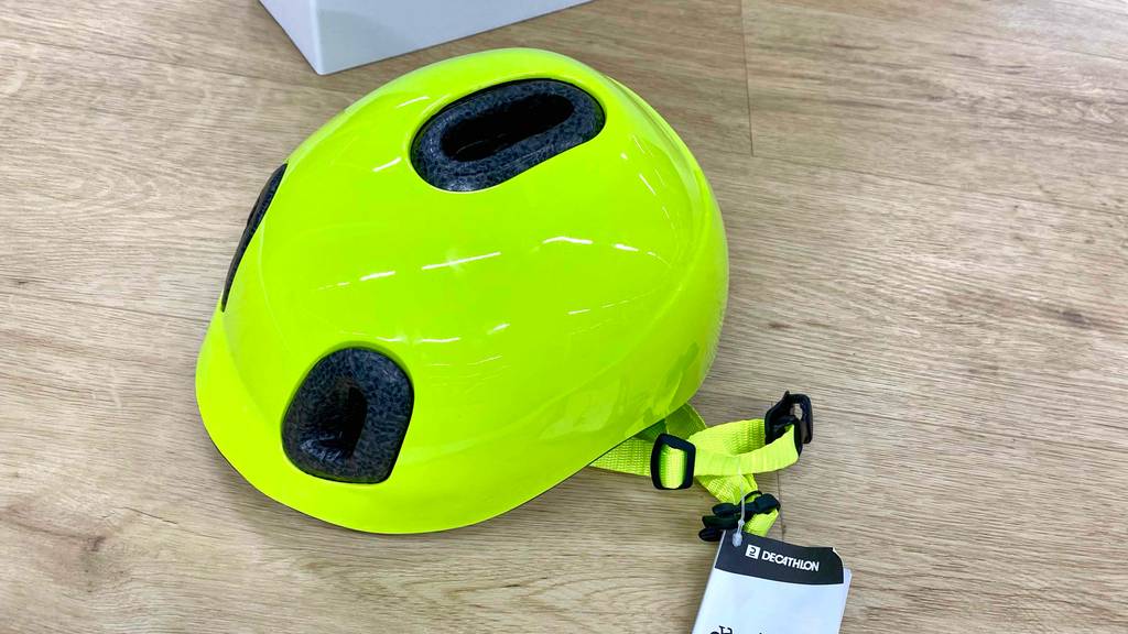 Fahrradhelm-Baby-Test: ein Fahrradhelm für Babys mit Belüftungslöchern.