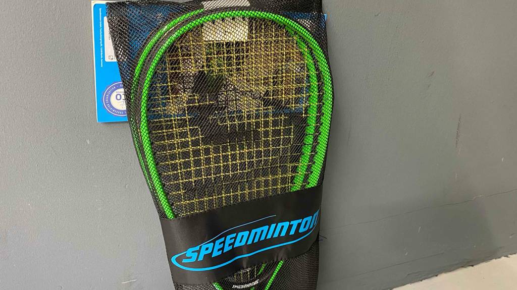Decathlon-Speedminton getestet: Ein Schlägerset in Nahaufnahme des Logos.