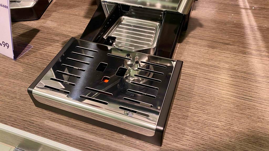 Die auffangschale einer getesteten De’Longhi Siebträger-Maschine im Fokus.