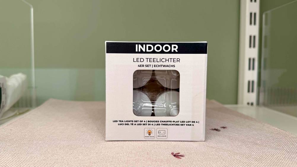 LED-Teelicht-Test: Die Verpackung mit den Teelichtern darin in Nahaufnahme.