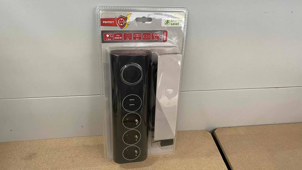 Getestete USB-Steckdose steht vor einer weißen Wand