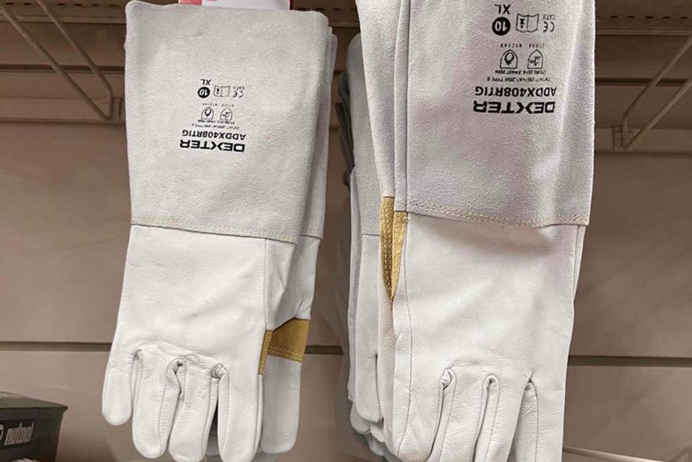 Arbeitshandschuhe-Leder-Test: Arbeitshandschuhe hängen in einem Regal.