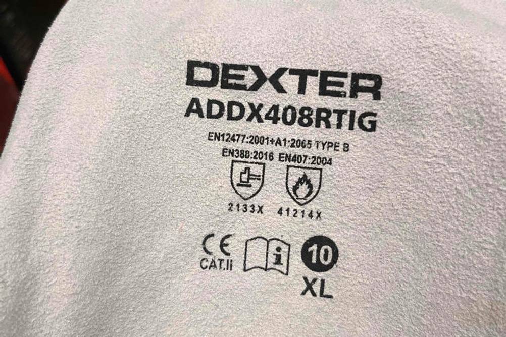 Arbeitshandschuhe-Leder im Test: Aufschrift von Arbeitshandschuhe in Nahaufnahme in der Größe XL.
