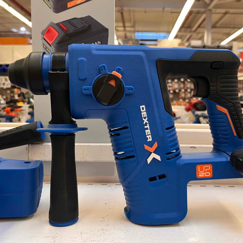Die getestete Schlagbohrmaschine hat eine blaue Farbe.