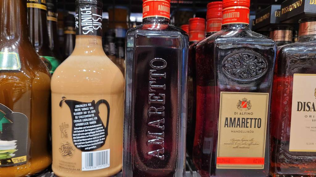 Amaretto getestet: Flasche Amaretto auf der Seite in einem Regal stehend.