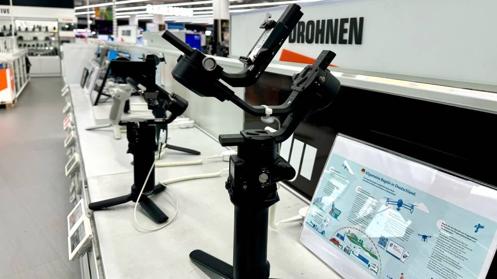 Das getestete DSLR-Gimbal von der Seite ersichtlich.