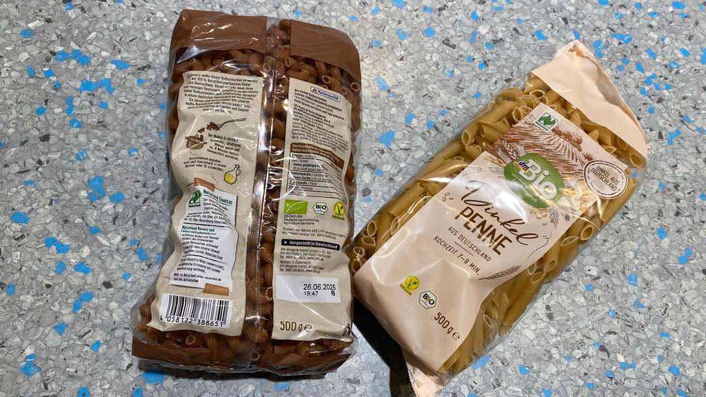 Dinkelnudeln im Test: Zwei Verpackungen von Dinkelnudeln liegen mit der Rückseite nebeneinander