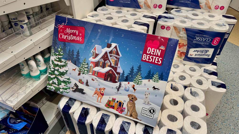Der getestete Hunde-Adventskalender steht vor einem Regal auf Küchenrollen.