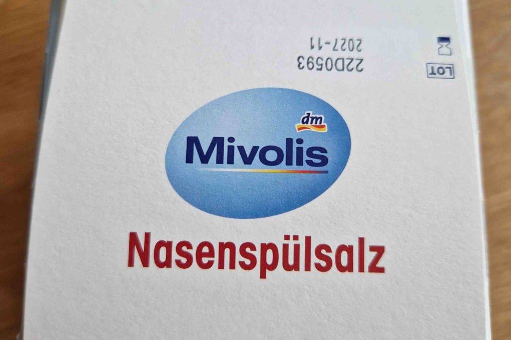 Nasenspülsalz im Test: Eine Packung von oben auf Holzoberfläche