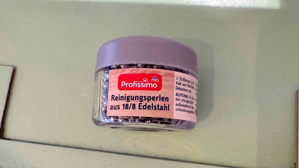 Reinigungsperlen im Test: Eine Dose worin sich die Reinigungsperlen befinden im liegenden Zustand.