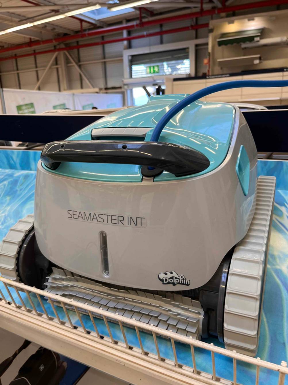 Poolreiniger im Test: Ein Gerät von Vorne steht in einem Verkaufsregal