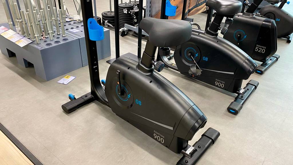 Indoor-Bike im Test: mehrere Indoor-Bikes stehen nebeneinander, mit Blick auf den hinteren Teil der Modelle.