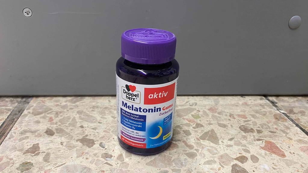 Eine Packung getestetes Melatonin steht vor einer grauen Wand